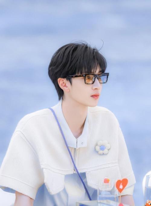 娱乐吃瓜君严浩翔贺峻霖